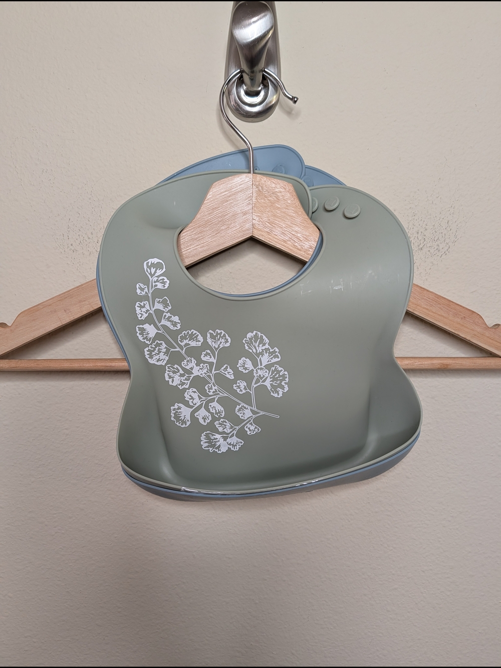 Lot of 2 Loulou Lollipop Silicone Catch-All‎ Bibs Blue Gray and Sage Fern Print